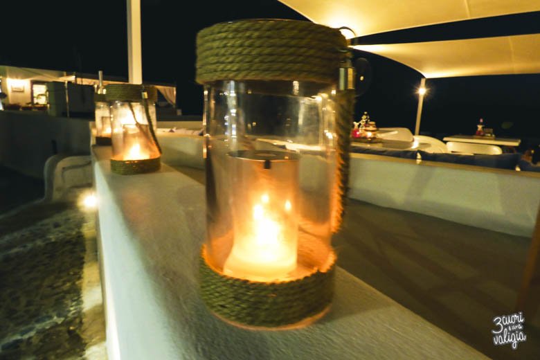 Lanterne accese nei locali di Santorini