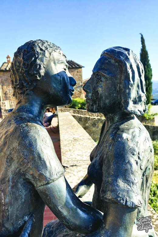 Borghi da visitare vicino a Siena, statua degli innamorati in Casole D'Elsa